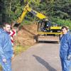 Weg mit dem Gift: Am Dienstag entsorgte eine Spezialfirma zwischen 70 und 100 Kubikmeter vergiftetes Erdreich in der scharfen Kurve beim Anstieg zur Tiefenthaler Höhe an der ehemaligen B 8. Uwe Träger (links) vom Staatlichen Bauamt und Dominic Petermann von der Firma Roos Geo Consult überwachten die Arbeiten.