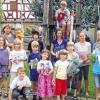(gk)   Nicht um den eigenen Kopf, sondern um den größten Kohlkopf ging es vergangenen Sonntag bei der Siegerehrung des Obst- und Gartenbauvereines Lendershausen. 25 Kinder hatten im Mai die jungen Weißkohlpflanzen abgeholt, um im Wettbewerb um den schwersten Krautkopf ihren grünen Daumen zu beweisen. Das mit Abstand höchste Gewicht erreichte die Pflanze von Hannes Wagner mit 4565 Gramm. Sein Bruder Lucas Wagner belegte mit 3468 Gramm den zweiten Platz, gefolgt von Pauline Hofmaier mit 2973 Gramm. Vorsitzende Sylvia Wagner (rechts im Bild) und die Beisitzende Barbara Zimmermann (Dritte von links) gratulierten.