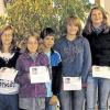 (rm)   Ein Spitzenergebnis vermeldete der stellvertretende Bürgermeister Klaus Bieberich, als er die Kinder und Jugendlichen auszeichnete, die im Herbst vergangenen Jahres im Bereich der Großgemeinde Bastheim unterwegs waren und Spenden für den Volksbund Deutsche Kriegsgräber gesammelt haben. Am Ende konnte die Gemeinde die  Summe von 792,55 Euro an den Bezirksverband Unterfranken überweisen. Der unterfränkische Bezirkspräsident Paul Beinhofer sprach den jungen Sammlerinnen und Sammlern im Namen von Angehörigen der Opfer von Kriegen und Gewaltherrschaft seinen Dank aus, den Klaus Bieberich – zusammen mit einem Präsent – an die Schülerinnen und Schüler weitergab. Aus Bastheim wurden Moritz Räder (Sammelergebnis: 42 Euro), Nico Zimmer (42 Euro), Lukas May (95,50 Euro) und Burkard Euring (171,50 Euro) ausgezeichnet, aus Braidbach Daniel Brosch (55,40 Euro) und Florian Fuchs (55,40 Euro), aus Geckenau Bernd Waizmann (50,50 Euro), aus Reyersbach Fabienne Mai (73 Euro) und Lisa Eckert (73 Euro), aus Rödles Patricia Löw und Janina Seyfried ( je 100,44 Euro), aus Unterwaldbehrungen Sophia Hoch und Katharina Maisch (je 124,21 Euro) sowie aus Wechterswinkel Anna Heim und Helena Sauer (je 81 Euro). Im Bild: Einige der fleißigen Sammler mit dem stellvertretenden Bürgermeister Klaus Bieberich.
