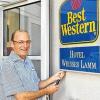 (gz) Das Hotel Weißes Lamm in Veitshöchheim vor den Toren der Mainmetropole Würzburg hat sich der Marke Best Western angeschlossen. Das Drei-Sterne-Superior-Hotel firmiert von nun an unter dem Namen Best Western Hotel Weißes Lamm. Hans Fuchs (Foto), der als Pächter das 70-Zimmer-Haus im August 2009 vom Inhaber Erhard Mehlig übernommen hat verspricht sich durch den Anschluss an die weltweit größte Hotelkette eine höhere internationale Aufmerksamkeit und bessere Vermarktungschancen. In Würzburg gehört das Hotel Rebstock zur Best Western-Kette, die ihre Zentrale  in Eschborn hat.