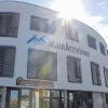 Das MainÄrztehaus glänzt in der Sonne: Auf 4373 Quadratmetern Nutzfläche entstand ein medizinisches Kompetenzzentrum.
