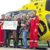 (tf)   Weil der Ochsenfurter Rettungshubschrauber mit dem Funknamen Christoph 18 schön öfter zu Einsätzen in Appenfelden (Lkr. Neustadt/Aisch - Bad Windsheim) gelandet ist, spendet der Feuerwehrverein Appenfelden 500 Euro für die Station in Ochsenfurt. Die Idee dazu hatte Christine Kräck, Kassiererin des Vereins. Sie war gerade in der Nähe, als der gelbe ADAC-Hubschrauber Mal in Appenfelden landen musste. Noch vor Ort kam der Kontakt zwischen den Luftrettern und dem Verein zustande. Das Geld stammt aus den Erlösen der Dorfkirchweih, die der Feuerwehrverein jährlich für gute Zwecke spendet. Über die finanzielle Unterstützung freuen sich Luftrettungsassistent Ernst Feier (links), die ärztliche Leiterin Erdmuthe Hummel (Mitte) und Stationsleiter Christian Stangl (rechts). Den Scheck des Feuerwehrvereins Appenfelden übergaben Wilhelm Helfrich, Christine Kräck und ihr Sohn Adam. „Das Geld soll zur Verbesserung der Luftrettung in Ochsenfurt eingesetzt werden“, sagt Pilot Christian Stang.