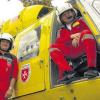 (tf)   Donnerstagabend, kurz nach 17 Uhr. Notarzt Christian Markus (links) verabschiedet sich noch schnell mit einem Küsschen von seiner Ehefrau. Zusammen mit dem ADAC-Piloten Achim Keck (rechts) und dem Luftrettungsassistenten Stefan Simon fliegen sie mit dem Rettungshubschrauber Christoph Benedikt nach Etzelsbach. Etwa 55 Minuten sind sie in der Luft. Im thüringischen Etzelsbach stellen die drei erfahrenen Luftretter, die normalerweise zur Hubschrauberbesatzung des Christoph 18 gehören am Freitag den Papsthubschrauber. Der Heilige Vater ist während seines Deutschlandbesuches auch in Eichsfeld zu Besuch und feiert in der Nähe der bekannten Wallfahrtskirche eine marianische Vesper. Etwa 100 000 Gläubige werden dazu erwartet. Im Falle eines Notfalles versorgen die Ochsenfurter Rettungsflieger den Pontifex und würden ihn in ein geeignetes Krankenhaus bringen. Vor der Ankunft des Papstes in Etzelsbach und auch danach stehen mehr als 600 Malteser und auch die Ochsenfurter Rettungsflieger bereit, um Pilgern Erste Hilfe zu leisten.