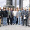 Bei der „Zwei-Millionen-Tonnen-Feier“: die Werksleiter der Werke Lengfurt und Mainz der Firma HeidelbergCement mit Laborleiter und Produktionsmeistern, den Mitarbeitern am Hafen Lengfurt und der Schiffsbesatzung der „Lore Krieger“.