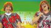Mundstuhl auf Sächsisch: Peggy und Sandy, Überbleibsel aus der (auf die Videoleinwand im Hintergrund projizierten) Plattenbau-DDR.