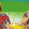 Mundstuhl auf Sächsisch: Peggy und Sandy, Überbleibsel aus der (auf die Videoleinwand im Hintergrund projizierten) Plattenbau-DDR.