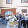 (sc)   Einen großen Bahnhof gab es am Samstag in Rügheim, als sich Sabrina Mesch und Marco Neumann im Schüttbau das Jawort gaben. Den Anfang nahm ihre Liebe bereits vor zehn Jahren im Sommer 2001 bei einem Gaudi-Kickerturnier auf dem Bundorfer Sportplatz. Diese besiegelten die 25-jährige Steuerfachwirtin und der 29-jährige Maschinenführer jetzt vor Andreas Dellert, dem Leiter des Standesamtes. Dellert ist ein langjähriger Freund des Bräutigams und konnte die Trauung so persönlich gestalten. Sandra Walter umrahmte die Zeremonie mit „Ich fühl' wie Du“ von Peter Maffay. Pfarrer Peter Bauer spendete dem Brautpaar den kirchlichen Segen. Ein großes Spalier bildeten Arbeitskollegen, Korbballerinnen des SV Schweinshaupten und Fußballer des SV Hofheim. Letzteren sind beide sehr verbunden. Der Bräutigam spielt seit 15 Jahren für den SV Hofheim, die Braut kümmert sich um die Vereinsfinanzen. So mussten die frisch Vermählten, die mit der Sonne um die Wette strahlten, auch ihr fußballerisches Können unter Beweis stellen. Nach den Feierlichkeiten freuen sich die Hofheimer nun erst einmal auf Erholung: auf die Flitterwochen auf Mauritius.