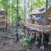 (lsw)   Baumhäuschen stehen am Montag in Cleebronn (Nähe Stuttgart) in einem Waldstück. Der Erlebnispark „Tripsdrill“ hat in unmittelbarer Nähe seines Wildparks fünf Baumhäuschen errichtet, in denen Parkbesucher in uriger Atmosphäre in mehreren Metern Höhe übernachten können. Die Hütten, die auf Baumstämmen im Wald stehen, sind für bis zu sechs Personen ausgelegt und mit Holzwaschbecken, Dusche, Fernseher, Kühlschrank und WLAN auf Drei-Sterne-Niveau ausgestattet.