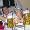 Wer ist der Stärkste? Maßkrughalten gab es beim Oktoberfest in der Eschenbachhalle.