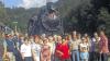 Die Chorgemeinschaft Frohsinn Nüdlingen vor der historischen Dampfbahn.