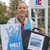 Ab und zu schlüpft sie in die Rolle der Bankkauffrau: Studentin Christina Reber organisiert konsumkritische Stadtführungen durch die Würzburger Innenstadt.