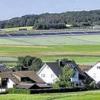 Helmstadt setzt auf erneuerbare Energie: Ein blaues Solarband wird entlang der ausgebauten Autobahn beim Ortsteil Holzkirchhausen entstehen, wie in unserer Fotomontage oben zu sehen.