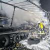 Glutnester in der Ladung: Die Feuerwehren mussten immer wieder die aufflackernden Flammen im Papier löschen. Glutnester in der Ladung: Die Feuerwehren mussten immer wieder die aufflackernden Flammen im Papier löschen.