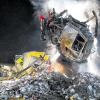 Bergung mit dem Kran: Die beiden völlig ausgebrannten Sattelzüge mussten nach dem Unfall in der Nacht zum Mittwoch auf der Autobahn bei Triefenstein mit schwerem Gerät von der Fahrbahn gehievt werden.