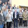 (heu)  Ihre Erinnerungen an die alte Birkenfelder Volksschule frischten die Klassenkameraden des Jahrgangs 1950/51 auf. Mit einem Tagesausflug in die Rhön bei strahlendem Wetter startete man. Das Freilandmuseum Fladungen war erste Station, wobei das dort erhaltene alte Schulhaus aus Krausenbach Kindheitserinnerungen wachrief. Im Kloster Kreuzberg hielt man Mittagsrast und in Bad Kissingen im Kurpark genoss man die herrliche Blumenpracht bei Kaffee und Kuchen. Nach der Rückkehr in der Heimatgemeinde riefen die Kirchenglocken zum Dankgottesdienst mit dem Gedenken an die sechs bereits verstorbenen Klassenkameraden. Besonders freute sich der Jahrgang, dass sich auch die ehemaligen Lehrer Mathilde und Franz Voith der Einladung einfanden. In der Sportgaststätte des SV Birkenfeld hatte man sich bis in die frühen Morgenstunden viel zu erzählen und ging mit dem gegenseitigen Versprechen nach Hause, sich in fünf Jahren wieder zusammenzufinden.