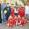 (ume)   Seit dem Start der Victory-Trikotaktion 2003 haben sich rund 73 000 Vereine deutschlandweit daran beteiligt und für die Fußballjugendmannschaften Trikots gewonnen. Heuer starten 2000 Mannschaften mit neuer Sportkleidung in die neue Fußballsaison. Zu den Gewinnern gehören auch die Jugendkicker der Spielvereinigung Gülchsheim. Sie wurden aus 8500 Bewerbungen gezogen. Darüber freuten sich besonders die jungen Fußballer der E-Jugend. Da es eine Spielgemeinschaft mit dem FC Gollhofen gibt, werden die Jugendlichen von dort auch profitieren. Edibe Gourie, Leiterin der Deichmann-Filiale in Ochsenfurt, übergab die neuen Trikots. Mit auf dem Bild Trainer Ralf Lilli (links) und Klaus Rock, Vorsitzender der Spielvereinigung Gülchsheim (rechts).