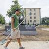Dieser junge Mann hat Glück gehabt: Er konnte eines der Zimmer im neuen Studentenwohnheim auf dem Gelände der ehemaligen Leighton Barracks ergattern.NORBERT SCHWARZOTT