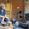 Lebt ohne Strom und Heizung: Anne Donath sitzt in Steinhausen (Kreis Biberach) in ihrer Hütte.
