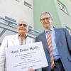 90 Jahre alt und voller Einsatz: Den Bau von fünf Wohnheimen der Offenen Behindertenhilfe hat Erwin Hanft (links) organisiert und abgewickelt. In Anerkennung seines jahrzehntelangen ehrenamtlichen Engagements soll das neue Haus in der Dr.-Maria-Probst-Straße nun seinen Namen tragen. Den Entwurf für die Ehrentafel überbrachte Peter Hasch für Stiftungsvorstand und Stiftungsrat.