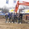 Vor einem Jahr war der feierliche Spatenstich des fünf Millionen teuren neuen Öko-Depots des Paketdienstleisters GLS im Gewerbepark Wachtelberg in Kürnach, das jetzt fertig gestellt ist und dies am Samstag, 1. Oktober, mit einem Fest würdigt. Im Bild: (von links) Zweiter Bürgermeisterin Sieglinde Bayerl, Director Network & Linehaul Planning (GLS) Frank Stahl, Geschäftsführer Jörn Henrik Depenbrock (Depenbrock Systembau), Depot Manager Stefano Sciamarelli (GLS), Kürnachs Bürgermeister Thomas Eberth und Region Manager Center Clemens Barz (GLS).