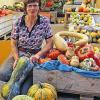 Umgeben von Kürbissen: Brigitte (Bild) und Martin Schneider laden am Montag, 3. Oktober, von 10 bis 18 Uhr am Marktplatz in Bergtheim zu einem Kürbisfest ein.