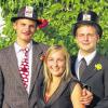 Die Gewinner des Bürgerschießens: Burschenkönig Michael Fröhlich (links) und Bürgerkönig Stefan Steinmann nahmen Weinprinzessin Stefanie Fröhlich nach der Siegerehrung auf der Wiesenbronner Kirchweih in ihre Mitte.