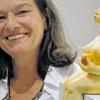 (kwi)   Wohin schaut der Mensch – im wörtlichen wie im übertragenen Sinn? Antworten auf diese Frage spürt Susanne Sommer in ihren Arbeiten nach. Seit Mitte der 1980er Jahre sind das nicht nur Gemälde, sondern vor allem kleine Figuren aus Ton. Sie stehen im Mittelpunkt ihrer Ausstellung in der Galerie im Gewölbe in der Judengasse.Im ersten Raum stehen und liegen die aktuellen Arbeiten, zahlreiche kleine Leute, in denen sie überzeichnet darstellt, was ihrer Meinung nach in allen Menschen steckt: Neugierde und Skepsis, Unsicherheit und Witz, um nur einiges zu nennen. Der junge Mann in Badehose schaut eher lässig-selbstbewusst in die Gegend, die mollige Frau im geblümten Kleid und ihr Partner scheinen zu den neugierigen Zeitgenossen zu gehören. Dazwischen einige Akte von üppigen Frauen, weil Susanne Sommer rundliche Formen einfach schön findet.Im zweiten Raum stehen ältere Arbeiten, in denen die 51-Jährige die ernsten Seiten des Lebens darstellt und dabei auf leicht lesbare Symbole zurückgreift: der Mann, der in einem Holzblock feststeckt, zwei Menschen, die untrennbar verbunden sind und sich deshalb kaum noch bewegen können. Ein Gemälde will sie als politisches Statement gegen die Auswüchse des Kapitalmarktes verstanden wissen.Susanne Sommer arbeitet ausschließlich gegenständlich, manchen Arbeiten haftet etwas Naives an. Die 51-Jährige lebt in Maßbach. Schon während des Studiums der Kunstgeschichte und Germanistik hatte sie erste Ausstellungen. 2006 hat sie die Kinder- und Jugendklinik am Leopoldina künstlerisch gestaltet. Die Ausstellung trägt den Titel „Eva und die blaue Blume“.Susanne Sommer, Galerie imGewölbe, Judengasse, Di bis Fr 13 bis 18 Uhr, Sa 10.30 bis 16 Uhr.