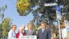 (rtg)   Nach dem ehemaligen Versbacher Bürgermeister Erwin Wolf wurde der Platz vor dem früheren Versbacher Rathaus benannt. OB Georg Rosenthal enthüllte mit Wolfs Frau Rita und Sohn Gerd Heil das neue Straßenschild. „Wolf trat unermüdlich für die Belange Versbachs und der dort lebenden Menschen ein“, würdigte Rosenthal dessen Arbeit. Durch sein ausgeprägtes Verantwortungsbewusstsein und seinen sachlichen Diskussionsstil habe er sich hohes Ansehen erworben. Die Stadt hat ihm neben dem Tanzenden Schäfer und dem Goldenen Stadtsiegel auch den Ehrenring als eine ihrer höchsten Auszeichnungen verliehen. „Als Bürgermeister und Stadtrat hat er zur positiven Entwicklung Versbachs und Würzburgs einen bedeutenden Beitrag geleistet. Die Benennung dieses Platzes nach Erwin Wolf ist daher eine verdiente Anerkennung“, sagte Rosenthal. Der 1921 geborene Erwin Wolf war von 1956 bis 1960 3., von 1960 bis 1963 2. und von 1963 bis zur Eingemeindung 1. Bürgermeister Versbachs. Dem Würzburger Stadtrat gehörte er von 1978 bis 1984 an. Wolf starb 2007 in Würzburg. Das Bild zeigt (von links) Bürgermeisterin Marion Schäfer-Blake, Rita Wolf, Gerd Heil, OB Georg Rosenthal und Bürgermeister Adolf Bauer bei der Enthüllung des Schildes.
