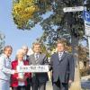 (rtg)   Nach dem ehemaligen Versbacher Bürgermeister Erwin Wolf wurde der Platz vor dem früheren Versbacher Rathaus benannt. OB Georg Rosenthal enthüllte mit Wolfs Frau Rita und Sohn Gerd Heil das neue Straßenschild. „Wolf trat unermüdlich für die Belange Versbachs und der dort lebenden Menschen ein“, würdigte Rosenthal dessen Arbeit. Durch sein ausgeprägtes Verantwortungsbewusstsein und seinen sachlichen Diskussionsstil habe er sich hohes Ansehen erworben. Die Stadt hat ihm neben dem Tanzenden Schäfer und dem Goldenen Stadtsiegel auch den Ehrenring als eine ihrer höchsten Auszeichnungen verliehen. „Als Bürgermeister und Stadtrat hat er zur positiven Entwicklung Versbachs und Würzburgs einen bedeutenden Beitrag geleistet. Die Benennung dieses Platzes nach Erwin Wolf ist daher eine verdiente Anerkennung“, sagte Rosenthal. Der 1921 geborene Erwin Wolf war von 1956 bis 1960 3., von 1960 bis 1963 2. und von 1963 bis zur Eingemeindung 1. Bürgermeister Versbachs. Dem Würzburger Stadtrat gehörte er von 1978 bis 1984 an. Wolf starb 2007 in Würzburg. Das Bild zeigt (von links) Bürgermeisterin Marion Schäfer-Blake, Rita Wolf, Gerd Heil, OB Georg Rosenthal und Bürgermeister Adolf Bauer bei der Enthüllung des Schildes.
