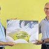 Preisverleihung: Rainer Ehrenfels (rechts) aus Karlburg nimmt die Auszeichnung von RHD-Vorstand Dierk Westermann entgegen.