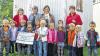 Freuen sich auf die Quassel-Box: Die Kleinen vom Katholischen Kindergarten mit Kindergartenleiterin Bettina Wukowojac (hinten, 2. v. re.) sowie mit den KFB-Vorstandsmitgliedern Gaby Gith (hi., li.), Heike Pfeiffer (hi., 2. v. li.) und Frauenbundsvorsitzende Gertrud Lederer.