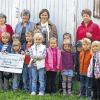Freuen sich auf die Quassel-Box: Die Kleinen vom Katholischen Kindergarten mit Kindergartenleiterin Bettina Wukowojac (hinten, 2. v. re.) sowie mit den KFB-Vorstandsmitgliedern Gaby Gith (hi., li.), Heike Pfeiffer (hi., 2. v. li.) und Frauenbundsvorsitzende Gertrud Lederer.