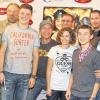 Umringt von Wikingern und Fans:  Beim Besuch im Mainfrankenpark (von links) Waldemar Kobus, Patrick Reichel, Olaf Krätke, Matthias Triebel und Christian Becker (hinten), sowie Valeria Eisenbart, Jonas Hämmerle und Christian A. Koch.