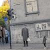 (rdf)  Am Freitag, 7. Oktober, findet um 20 Uhr bei freiem Eintritt in der Buchhandlung erLesen, Matterstockstraße 22, die Vernissage einer Fotoausstellung von Thilo Reimers statt. Das Thema: „Zeitreisen der anderen Art“. „Paralleluniversen sichtbar machen – dies sollte eigentlich die Aufgabe von Physikern oder Mystikern sein“, sagt er. „Alle diesbezüglichen Versuche scheinen gescheitert. Hier gibt es die Bedienungsanleitung: Fotografien, besser gesagt, Orte mal ganz anders gesehen. Stadtansichten die jeder kennt, so aber noch nie gesehen wurden, das macht den Reiz der Fotos aus." Wer Lust hat, kann im Stil der Fünfziger Jahre gekleidet kommen. Auch Getränke und Essen sind auf diese Zeit abgestimmt.
