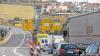 (ej)   Das Chaos im Umfeld der Baustelle auf der Bundesstraße 19 kam nicht unbedingt überraschend: im morgendlichen Berufsverkehr stauten sich die Autos am Montag schon am Ortsschild Estenfeld, auf der Bundesstraße 8 bis zur Überführung Werner-von-Siemens-Straße und weit in den Stadtteil Versbach hinein. Der Grund: Das Straßenbauamt lässt auf dem Stadtring die letzten 250 Meter der beiden Fahrspuren der B 19 in Richtung Schweinfurt sanieren. Dafür musste allerdings der Brückenbereich des Mittleren Ringes vor dem Greinberg voll gesperrt werden. Die Autofahrer können daher nur noch stadtaus- und stadteinwärts unter der Brücke über den Greinbergknoten fahren. Die Polizei steht der neuen Situation ziemlich machtlos gegenüber. Sprecher Wolfgang Glücker: „Wir hatten im morgendlichen Berufsverkehr drei Streifen im Einsatz. Das Chaos um die Baustelle auf der B 19 war heftig.“ Die Polizei will sich laut Glücker nicht in die Ampelschaltungen einmischen, die seien optimiert. Beamte versuchten jedoch am Montag zumindest dafür zu sorgen, dass die Kreuzungen frei blieben. Ein Tipp der Polizei für Bewohner der Lindleinsmühle und Versbach mit Ziel Innenstadt: Sie sollen auf den Stadtring fahren, um dann über Rottendorfer- oder Sieboldstraße in die Innenstadt zu kommen. Der dichte Verkehr rund um den Greinberg hielt den ganzen Tag an. Bis zum Freitag, 14. Oktober, sollen die Bauarbeiten und die Sperrung noch andauern, teilt der Sprecher des Straßenbauamtes, Falk Piller, mit.