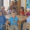 Erwarten hohen Besuch: die Kleinen der Kinderkrippe Hafenlohr und ihre Betreuerinnen Ute Scholze (links) und Lisa Körner.