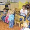 Macht Spaß: Durch Fingerspiele und einfache Lieder können die Kinder ihren Wortschatz erweitern.