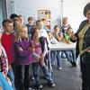 Rita Schmitt stellte den Kindern den Kalender in humoriger Weise vor.