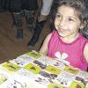 Kinderglück: Ein Mädchen im rumänischen Arad freut sich über ein Päckchen.
