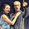 Wenn Götter Frauen bezirzen: Ingo Brosch als Jupiter und Anja Lenßen als Alkmene in der Schauspiel-Premiere „Amphitryon“ am Meininger Theater.