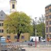 Auf die letzte Minute: Am Freitag sah der Platz vor der Regierung noch schwer nach Großbaustelle aus. Am Montag sollen hier bereits Autos parken. Blickfang in der Mitte des Platzes ist die historische Linde. Im Hintergrund die Türme von St. Stephan.THOMAS OBERMEIER