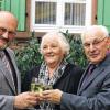 Jubelpaar: Bürgermeister Otto Dümig gratuliert Gismunde und Engelbert Gösswein in Roden zur Goldenen Hochzeit.