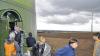 Heftiger Wind: Manche Frisur wurde durcheinandergebracht, doch zur Einweihung des Bürgerwindparks nahm man dies gerne in Kauf. Ein Windrad konnte von innen besichtigt werden.
