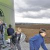 Heftiger Wind: Manche Frisur wurde durcheinandergebracht, doch zur Einweihung des Bürgerwindparks nahm man dies gerne in Kauf. Ein Windrad konnte von innen besichtigt werden.