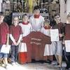 Oberministrant Pascal Fries (Mitte) mit den Neulingen (von links) Fabian Röder, Hanna Weigand, Christoph Gerschütz, Nico Zehner, Leon Schindelmann und Vincent Erhard.