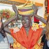 Brückenau trifft Afrika: Tina Hertl (links) und Mascha Kirchner umarmen eine afrikanische Puppe. Die Mädchen erwarten gespannt den Besuch der Jugendlichen aus Südafrika.