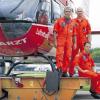 Kurze Pause für den Fotografen: Pilot Franz Becker (links), Rettungsassistent Klaus Müller (Mitte) und Arzt Florian Meister (rechts) von der DRF Luftrettung stehen auf dem Flughafen in Mannheim an einem Rettungshubschrauber. Weit über 1300 Einsätze werden von den Mannheimer Rettungsfliegern jährlich absolviert.