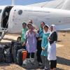 Vor dem Flugzeug in Afghanistan: Die Kissinger Delegation des Vereins „Eine Schule für Bamiyan“.