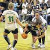 Gut mitgehalten: Vor allem in der ersten Hälfte erwies sich die SG Garitz/Nüdlingen beim Derby in Bergtheim als ebenbürtiger Gegner. Hier versucht Lisa Kleinert (rechts) Ines Gerlach am Wurf zu hindern, diese traf aber in dieser Szene für den HSV.