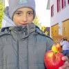 Leckeres Kerlchen: Elias hat beim Apfelmarkt in Hausen ein Fruchtmännchen entdeckt. Sieht lecker aus – und wird gleich an Ort und Stelle verspeist.